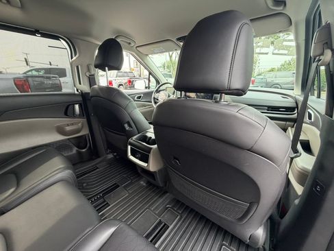 Used 2025 Kia Carnival EX FWD image 17