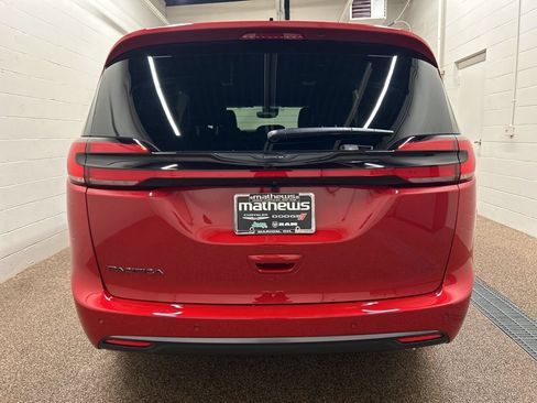 New 2026 Chrysler Pacifica Select FWD image 3