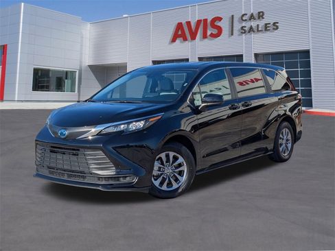 Used 2025 Toyota Sienna LE image 1