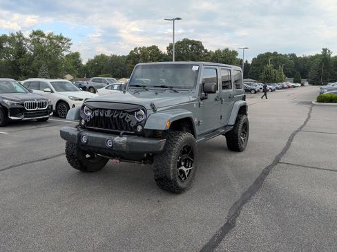 Used 2014 Jeep Wrangler Unlimited Sahara w/ Connectivity Group AWD/4WD image 2