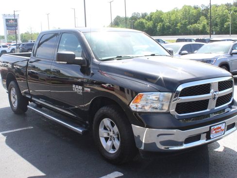 Used 2020 RAM 1500 Classic SLT w/ Luxury Group RWD image 4