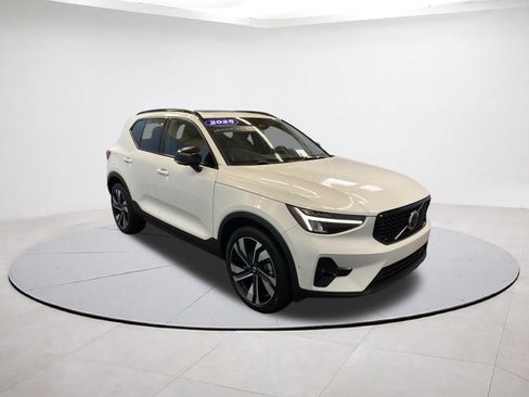 Certified 2025 Volvo XC40 B5 Plus image 1