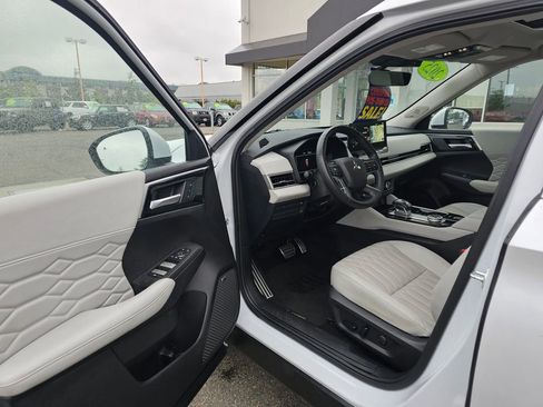Used 2025 Mitsubishi Outlander SEL AWD/4WD image 16