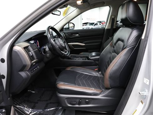 Used 2023 Nissan Pathfinder Platinum AWD/4WD image 13