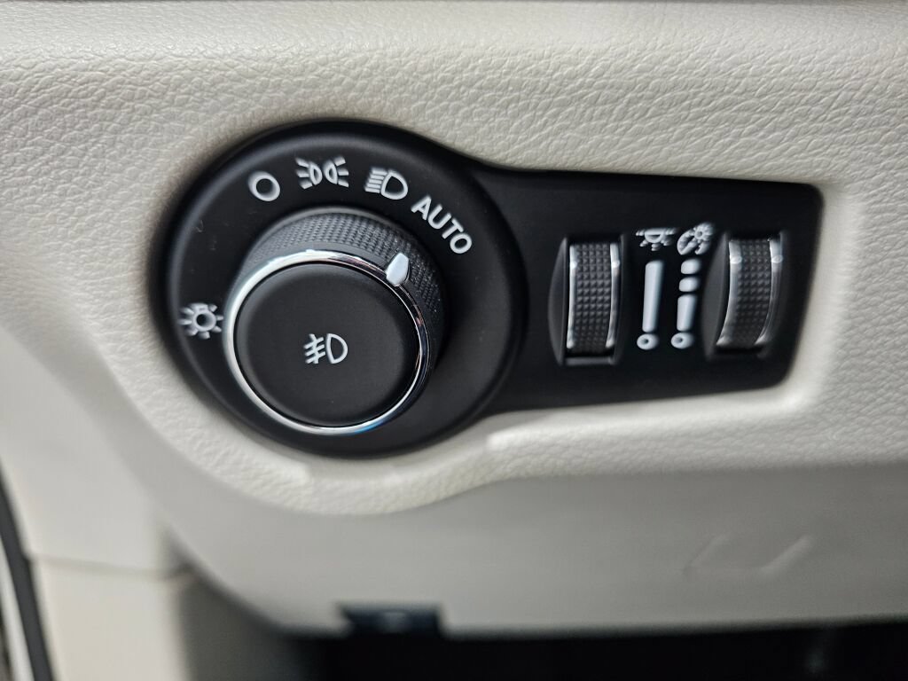 Used 2020 Chrysler Pacifica Touring-L FWD image 26