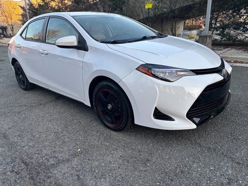 Used 2018 Toyota Corolla LE image 3