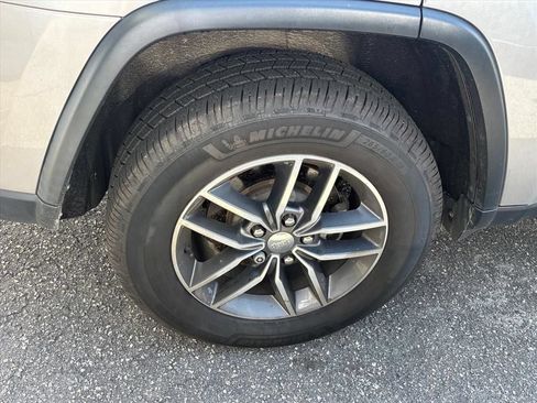 Used 2018 Jeep Grand Cherokee Limited w/ Trailer Tow Group IV AWD/4WD image 9
