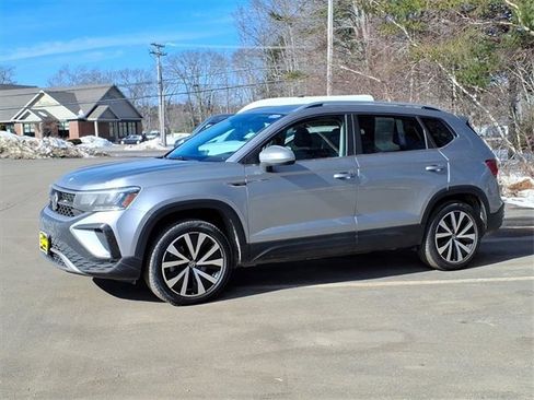 Used 2022 Volkswagen Taos SE image 2