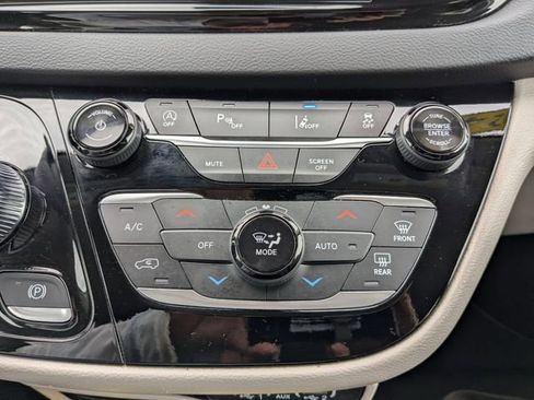 Used 2024 Chrysler Pacifica Touring-L FWD image 3
