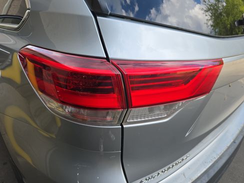 Used 2019 Toyota Highlander XLE AWD/4WD image 36