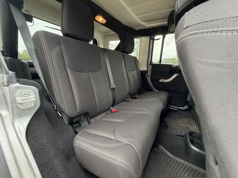 Used 2018 Jeep Wrangler Unlimited Rubicon w/ Connectivity Group AWD/4WD image 14