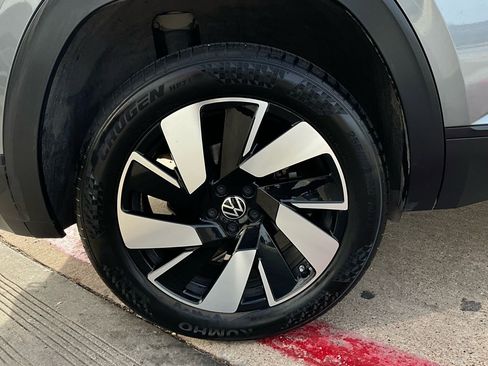 Used 2025 Volkswagen Atlas Cross Sport SE image 8