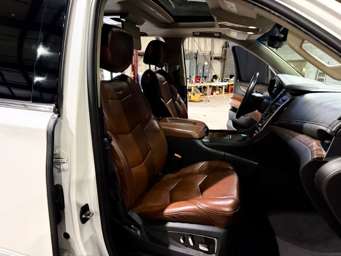 Used 2017 Cadillac Escalade Premium Luxury RWD image 27
