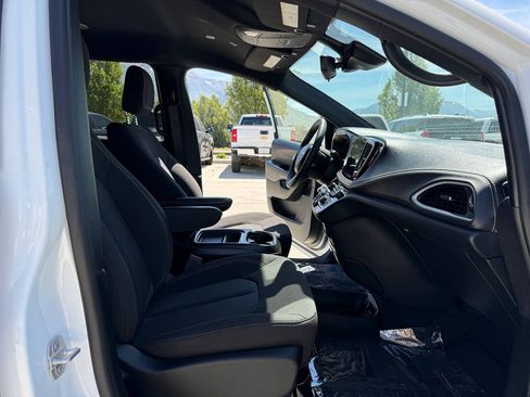 Used 2024 Chrysler Pacifica Touring FWD image 24