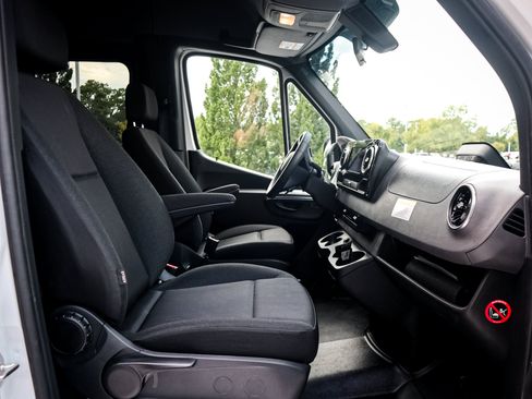 Used 2025 Mercedes-Benz Sprinter 2500 image 30