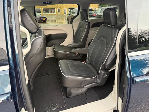 Used 2024 Chrysler Pacifica Limited FWD image 13