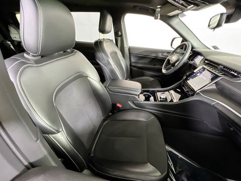 Used 2023 Jeep Grand Cherokee L Laredo image 28