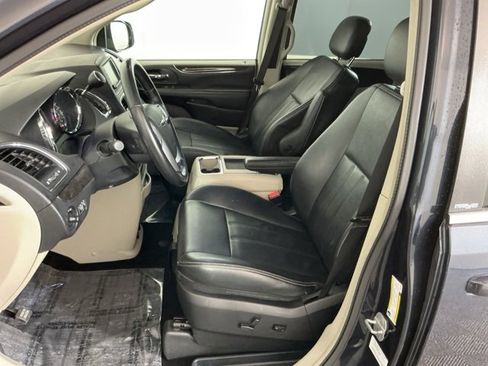 Used 2013 Chrysler Town & Country Touring image 14