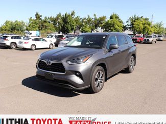 Used 2021 Toyota Highlander XLE AWD/4WD video 1