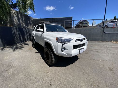 Used 2022 Toyota 4Runner SR5 Premium w/ Moonroof Package AWD/4WD image 8