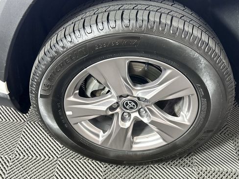 Used 2022 Toyota RAV4 XLE w/ Convenience Package FWD image 10