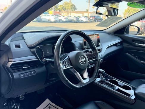 Used 2024 Nissan Altima 2.5 SR FWD image 9