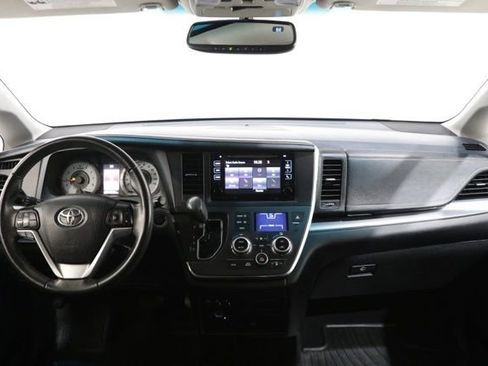 Used 2017 Toyota Sienna SE Premium FWD image 14