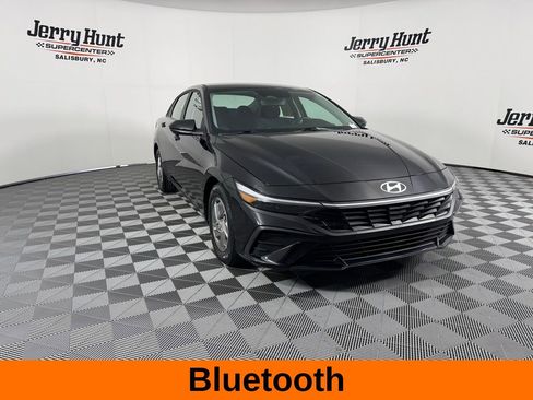 Used 2025 Hyundai Elantra SE image 6