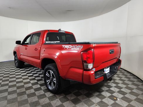 Used 2017 Toyota Tacoma TRD Off-Road image 5
