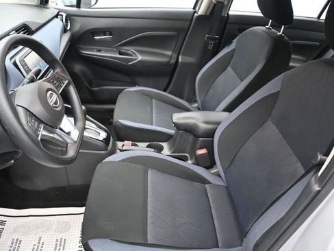 Used 2025 Nissan Versa SV image 9