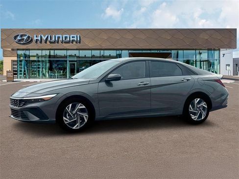 Used 2025 Hyundai Elantra Sport FWD image 2