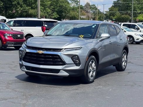 Used 2025 Chevrolet Blazer LT AWD/4WD image 2