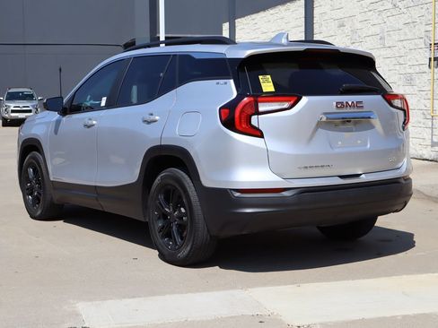 Used 2022 GMC Terrain SLE w/ Driver Convenience Package FWD image 3