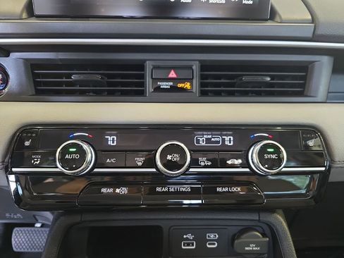 Used 2025 Honda Pilot Touring image 23