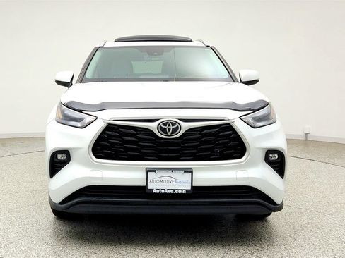 Used 2022 Toyota Highlander XLE AWD/4WD image 2
