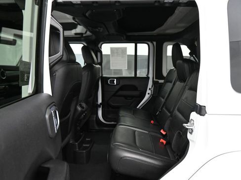 Used 2022 Jeep Wrangler Unlimited Sahara AWD/4WD image 17