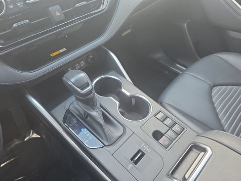 Used 2023 Toyota Highlander XSE FWD image 25