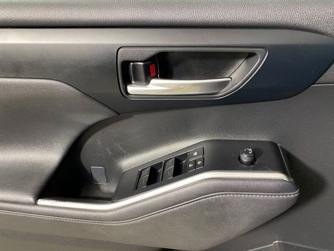 Used 2023 Toyota Highlander XLE image 23