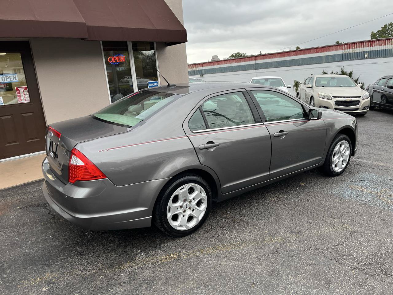 Used 2010 Ford Fusion SE FWD image 3