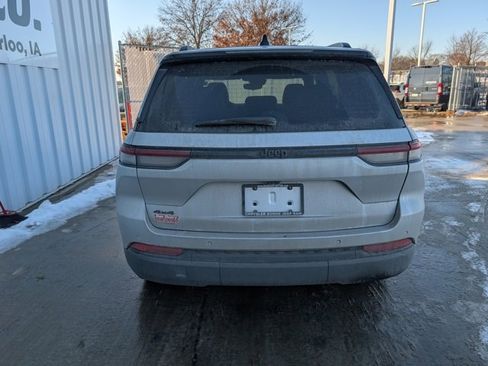 Used 2023 Jeep Grand Cherokee Altitude image 14