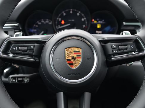 Certified 2026 Porsche Macan AWD/4WD image 32