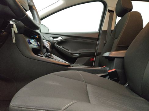 Used 2018 Ford Focus SE w/ SE Appearance Package FWD image 17