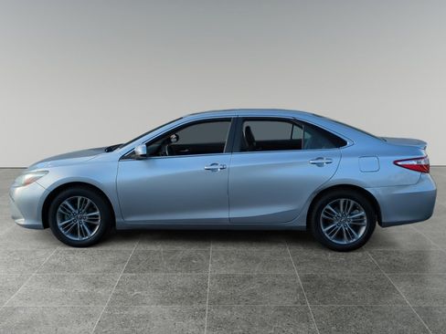 Used 2016 Toyota Camry SE image 2