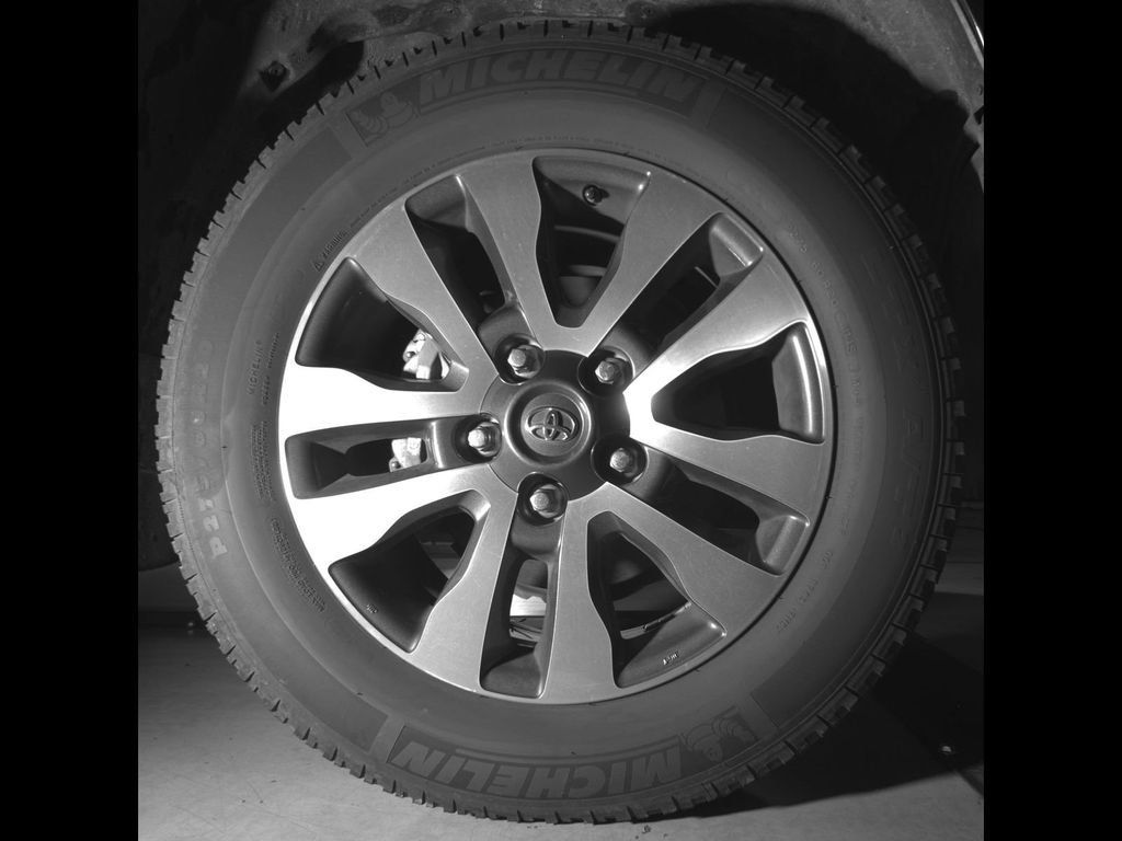 Used 2021 Toyota Tundra Limited w/ Limited Premium Package AWD/4WD image 13