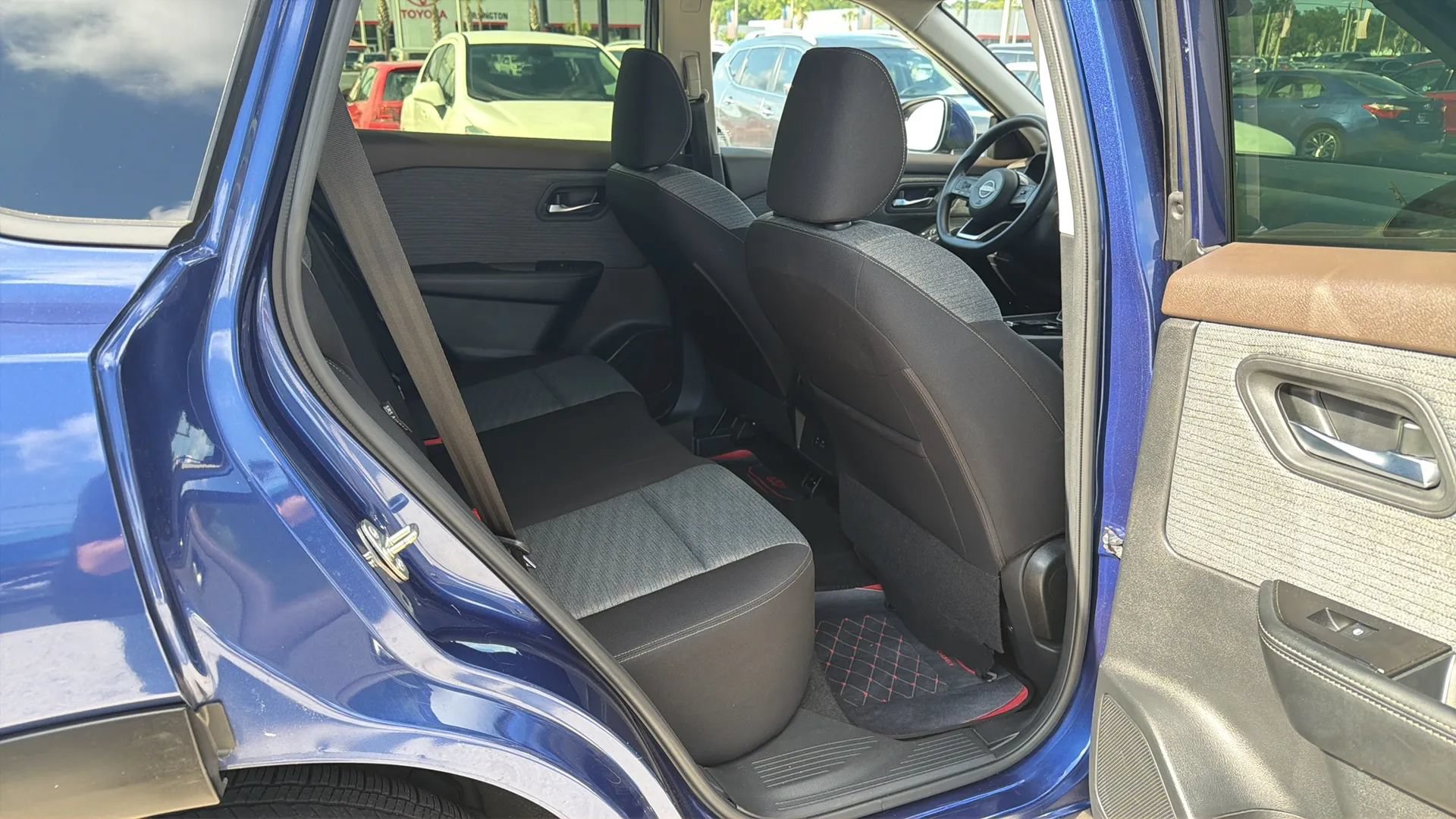 Used 2023 Nissan Rogue SV FWD image 17