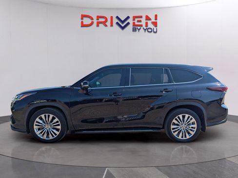 Used 2024 Toyota Highlander Platinum image 2