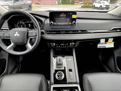 New 2025 Mitsubishi Outlander ES image 5