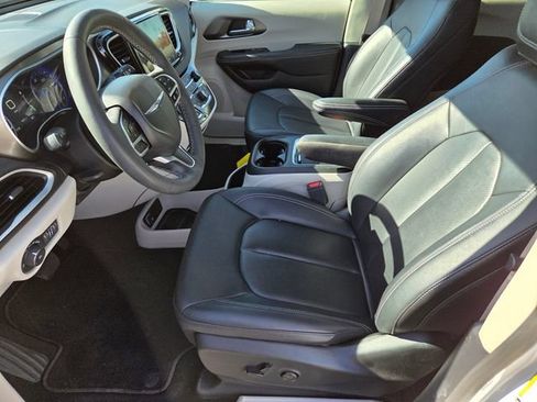 Used 2024 Chrysler Pacifica Touring-L FWD image 9