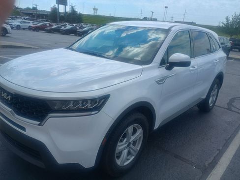 Used 2023 Kia Sorento LX FWD image 2