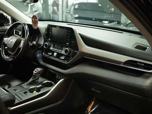 Used 2022 Toyota Highlander XLE FWD image 15